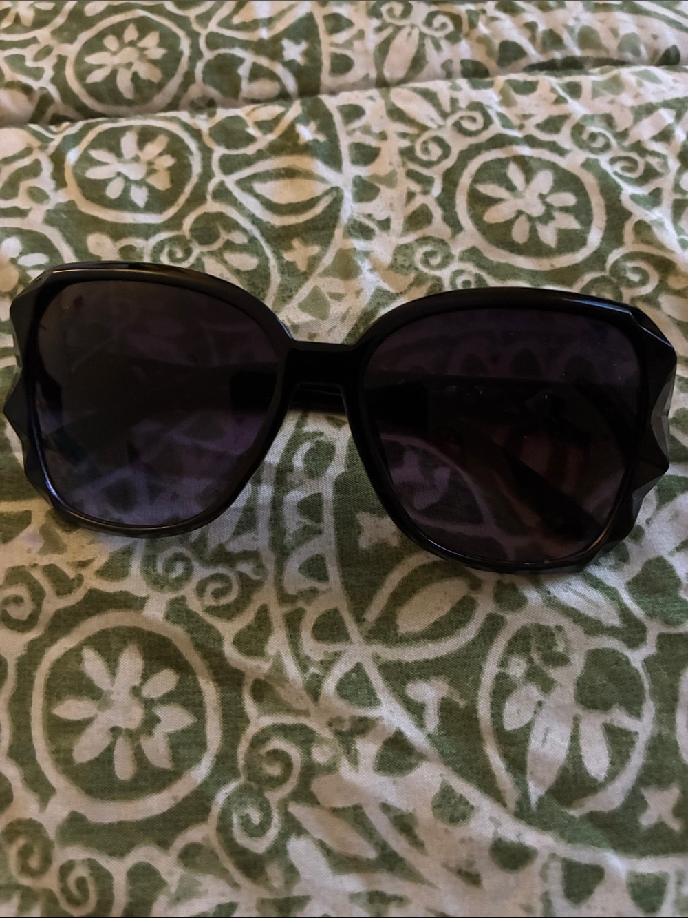 Classic Black Women’s Sunglasses - Stylish UV Protection